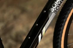 Gravel Bike Carbone Bombtrack Hook EXT C 27,5" Glossy Metallic Black 2022 -vélo Soldes bombtrack hook ext c gravel voyage carbone fourche carbone 2022 baroudeur cycles lyon 10