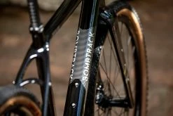 Gravel Bike Carbone Bombtrack Hook EXT C 27,5" Glossy Metallic Black 2022 -vélo Soldes bombtrack hook ext c gravel voyage carbone fourche carbone 2022 baroudeur cycles lyon 11