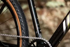 Gravel Bike Carbone Bombtrack Hook EXT C 27,5" Glossy Metallic Black 2022 -vélo Soldes bombtrack hook ext c gravel voyage carbone fourche carbone 2022 baroudeur cycles lyon 2