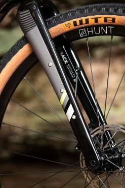 Gravel Bike Carbone Bombtrack Hook EXT C 27,5" Glossy Metallic Black 2022 -vélo Soldes bombtrack hook ext c gravel voyage carbone fourche carbone 2022 baroudeur cycles lyon 3