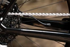 Gravel Bike Carbone Bombtrack Hook EXT C 27,5" Glossy Metallic Black 2022 -vélo Soldes bombtrack hook ext c gravel voyage carbone fourche carbone 2022 baroudeur cycles lyon 4