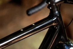 Gravel Bike Carbone Bombtrack Hook EXT C 27,5" Glossy Metallic Black 2022 -vélo Soldes bombtrack hook ext c gravel voyage carbone fourche carbone 2022 baroudeur cycles lyon 5