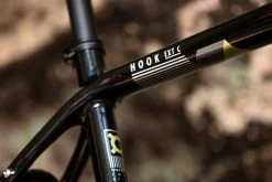 Gravel Bike Carbone Bombtrack Hook EXT C 27,5" Glossy Metallic Black 2022 -vélo Soldes bombtrack hook ext c gravel voyage carbone fourche carbone 2022 baroudeur cycles lyon 6