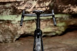 Gravel Bike Carbone Bombtrack Hook EXT C 27,5" Glossy Metallic Black 2022 -vélo Soldes bombtrack hook ext c gravel voyage carbone fourche carbone 2022 baroudeur cycles lyon 9