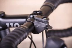 Lampe Kryptonite Street F-150 -vélo Soldes kryptonite lumiere street f 150 eclairage velo lyon france baroudeur cycles acheter en ligne noir avant support