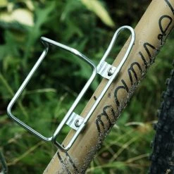 Porte-bidon Cycles Manivelle Acier -vélo Soldes porte bidon alu cycles manivelle fabrique en france route course gravel bikepacking randonnee cycliste baroudeur cycles revendeur france 3