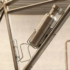 Porte-bidon Cycles Manivelle Acier -vélo Soldes porte bidon alu cycles manivelle fabrique en france route course gravel bikepacking randonnee cycliste baroudeur cycles revendeur france 4