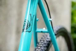 Vélo Surly Straggler 700C 2021 Chlorine Dream -vélo Soldes surly straggler 700c 650b gravel bike acier baroudeur cycles lyon seat tube 652b81cd b599 408e 91b7 274138487c3f